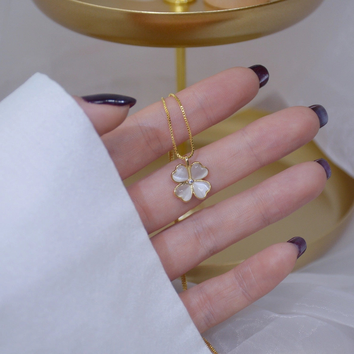 Collier à pendentif en forme de trèfle à quatre feuilles porte-bonheur pour femmes